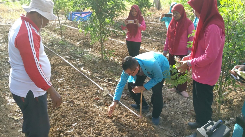 Gb, Direktur PKBM melakukan penanaman perdana