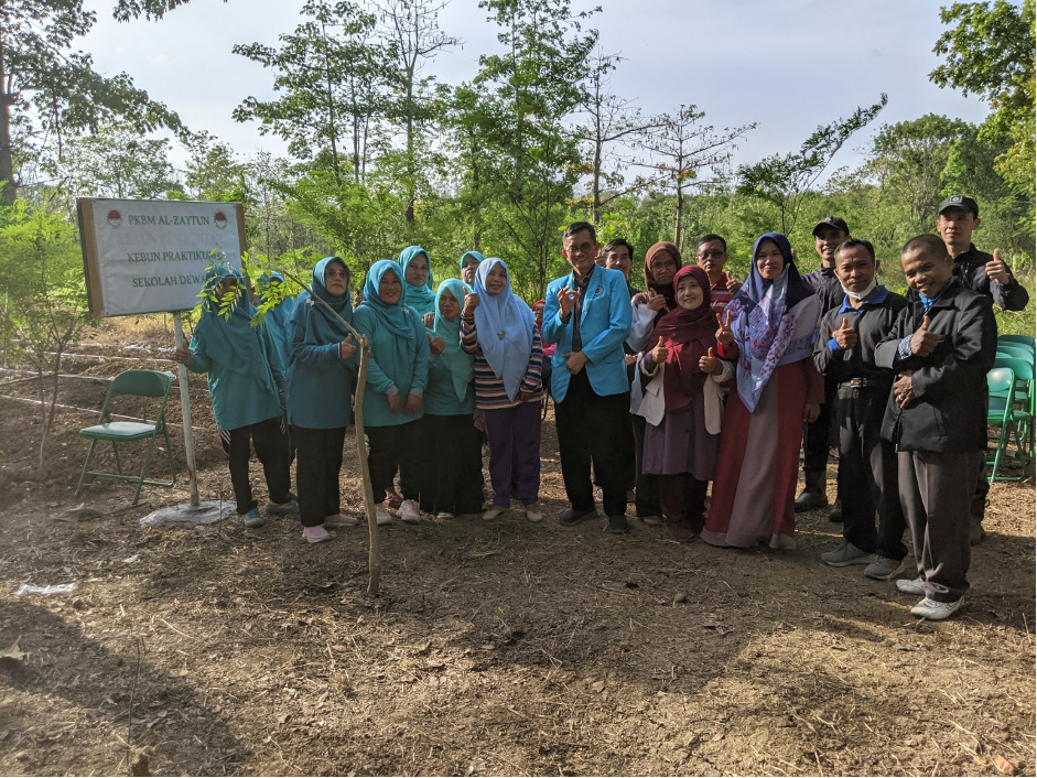 Gb. Direktur PKBM Al-Zaytun dengan Tutor dan pembimbing Praktikum Pertanian