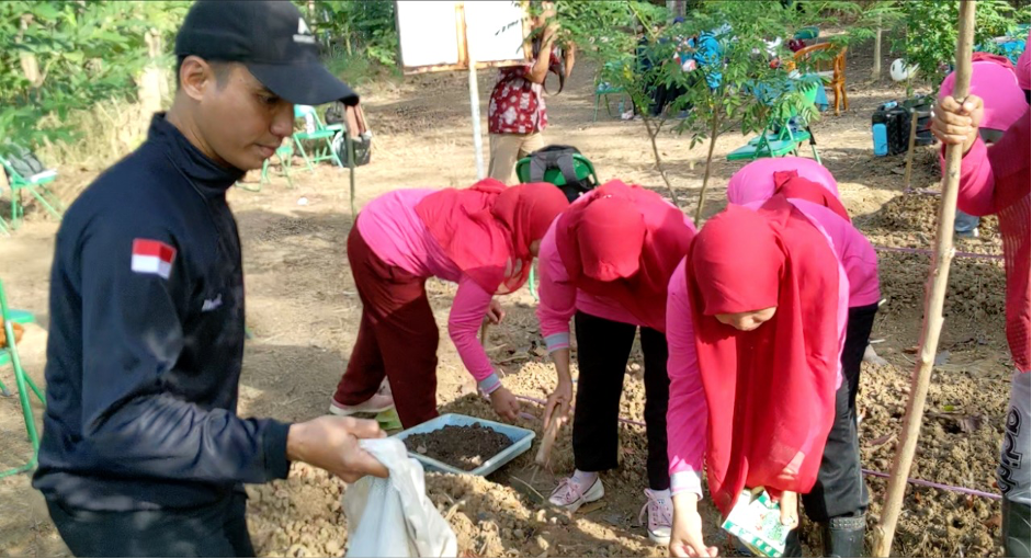 Gb. Warga Belajar melakukan pemupukan dasar, penanaman dan penyiraman.