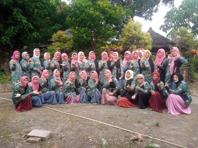 Melukis Masa Depan dengan Ilmu dan Peduli: Kunjungan Edukatif ke Komunitas Warga Belajar PKBM Al Zaytun
