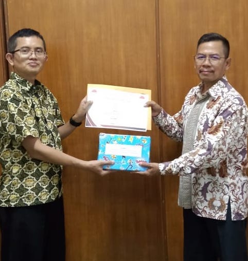 Penyerahan piagam penghargaan dan hadiah serta sertifikat peserta lomba video perwakilan Banten