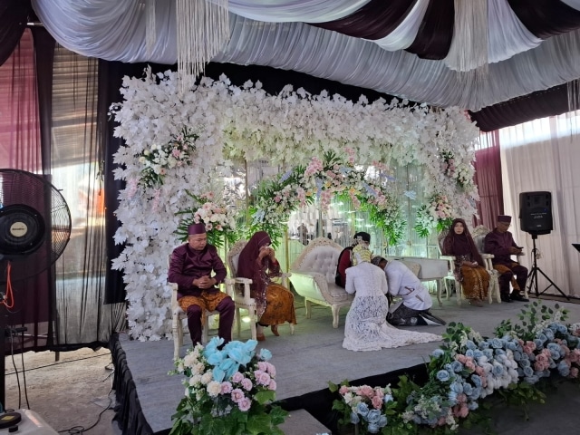 Pernikahan Fatur dan Syifa Bersemi dalam Harmoni Keluarga Besar PKBM Al Zaytun.